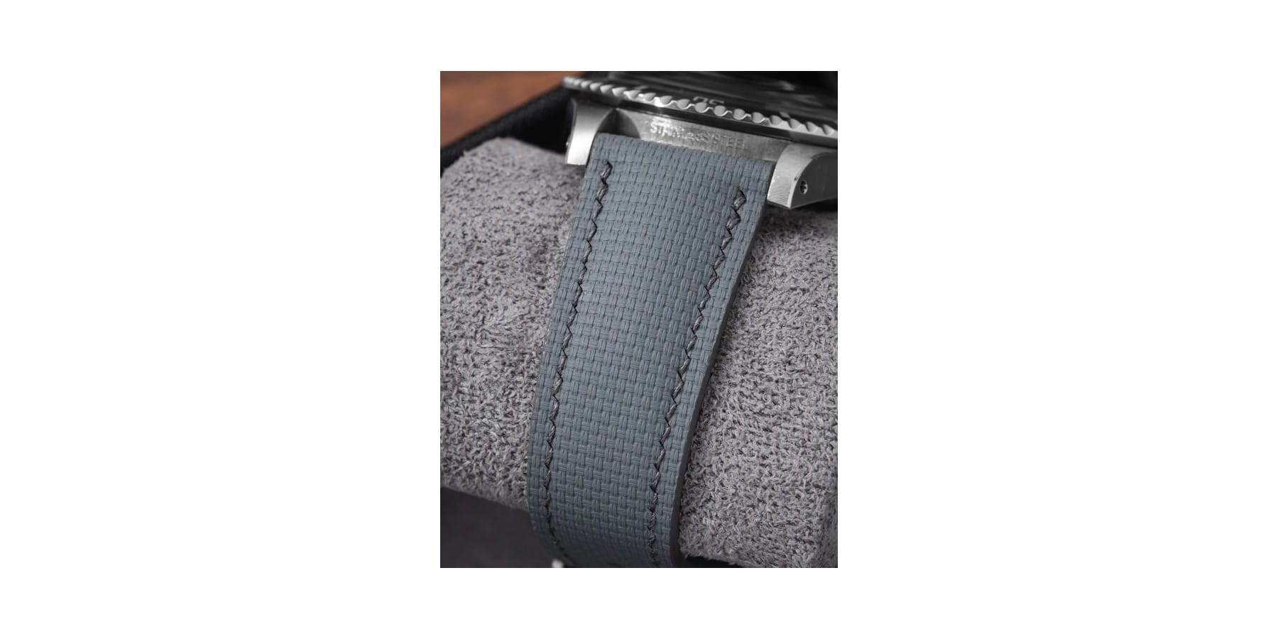 Bracelet Sailcloth gris sur une montre