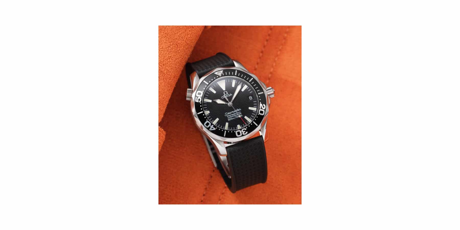 Bracelet tropical caoutchouc noir sur une montre Omega