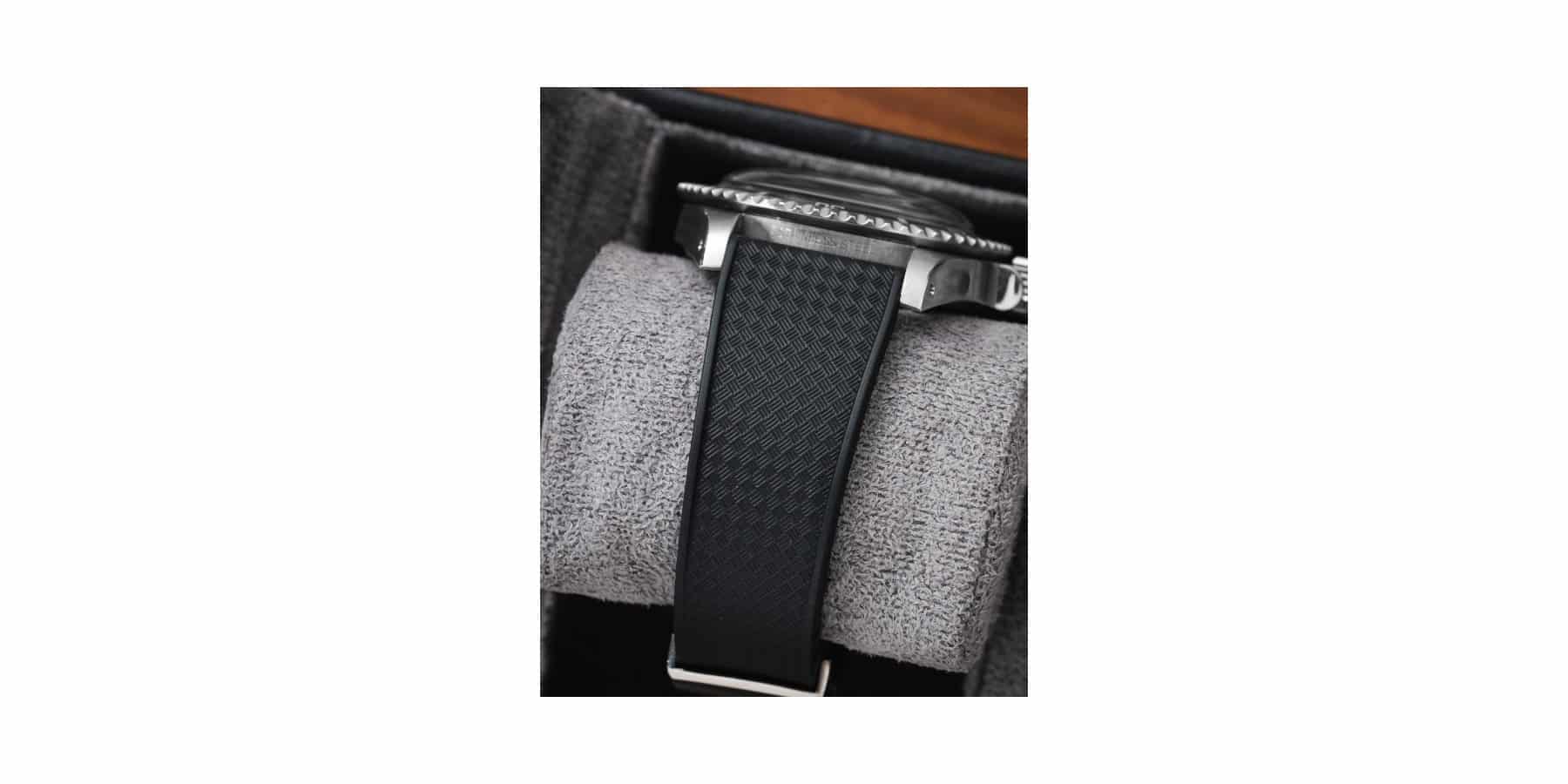 Bracelet tropical caoutchouc noir sur une montre