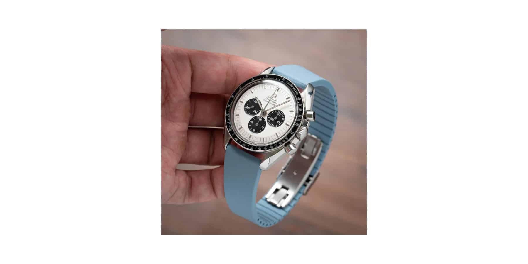 Le bracelet Delugs caoutchouc bleu clair sur une montre Omega